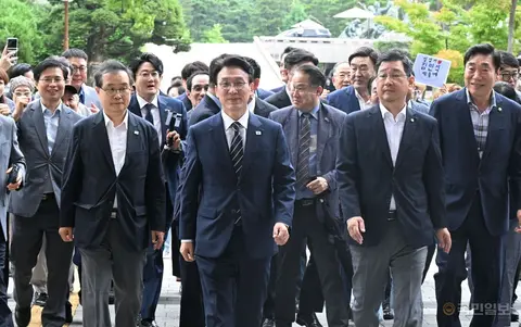 김민석 당대표의 **정치적 연대** 논란 관련 이미지