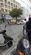 검은색 차량의 운전자가 가속페달을 밟고 쓰러진걸 알고 - 관련 글 썸네일