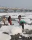 오염된 물로 머리감는 인도 여성들. 2024년 9월. Toxic formed polluted river in India. 오염된 물로 머리감는 인도 여성들. 2024년 9월. Toxic formed polluted river in India. - 관련 글 썸네일