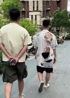 너덜너덜한 옷을 입은 남자. - 관련 글 썸네일