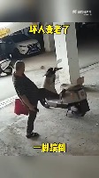 오토바이만보면 넘어뜨리고 가는 남성 - 관련 글 썸네일