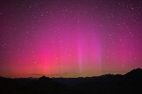 밤하늘에 오로라가 연이어 촬영되고 있음. - 관련 글 썸네일