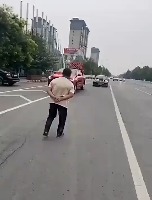 지나가는 결혼식 차량을 막고 돈과 선물을 요구함 지나가는 결혼식 차량을 막고 돈과 선물을 요구함 - 관련 글 썸네일