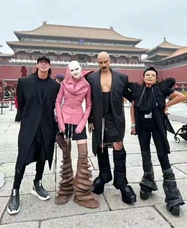 혐오스런 패션으로 쫒겨나게된 디자이너 jpg - 본문 이미지