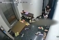 아파트 엘베앞 공용면적까지 자기집 현관처럼 쓰네요 - 관련 글 썸네일