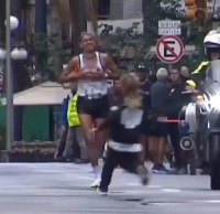 마라톤 피니쉬 라인에서 감동적인 장면이 연출됨. - 관련 글 썸네일