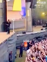 콘서트장에서 분위기 좋을 때 무대에서 객석으로 다이빙했는데 - 관련 글 썸네일