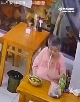 한 식당에서 아줌마가 먹던 국수에 뭘 넣는데.. cctv 한 식당에서 아줌마가 먹던 국수에 뭘 넣는데.. cctv - 관련 글 썸네일