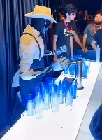 테슬라 행사에 바텐더로 활동중인 옵티머스 - 관련 글 썸네일