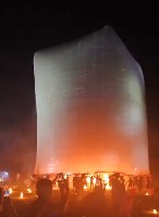 중국에서 거대한 랜턴을 올리는 행사에 준비한 폭죽이 터지면서.. Giant Lantern 중국에서 거대한 랜턴을 올리는 행사에 준비한 폭죽이 터지면서.. Giant Lantern - 관련 글 썸네일