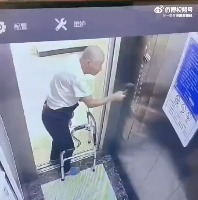 엘레베이터를 망치로 부숴버리는 할아버지. 엘레베이터를 망치로 부숴버리는 할아버지. - 관련 글 썸네일