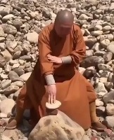 소림사 스님 한 손으로 돌 깨기. 레알. - 관련 글 썸네일