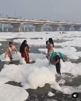 오염된 물로 머리감는 인도 여성들. 2024년 9월.  Toxic formed polluted river in India. - 관련 글 썸네일