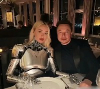 로봇여성과 저녁 식사하는 일론머스크 .jpeg - 관련 글 썸네일