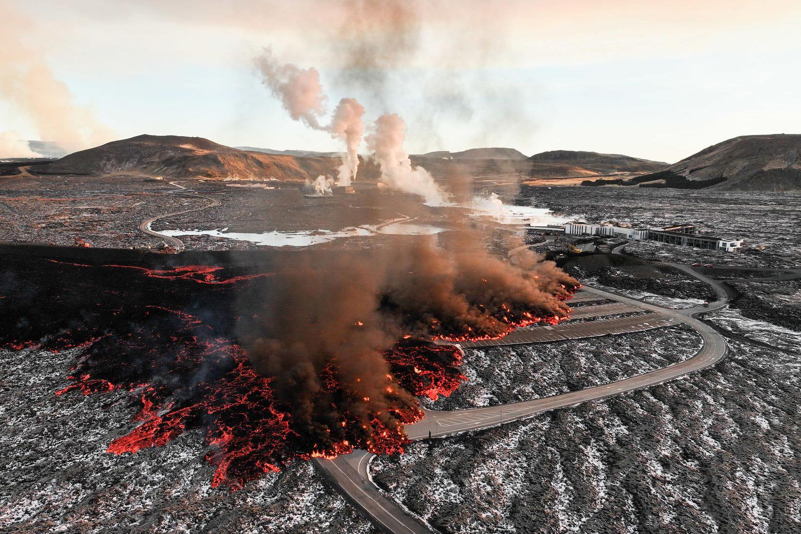 아이슬란드 블루라군 근황.jpg Iceland Blue Lagoon Car Park covered by lava. 아이슬란드 블루라군 근황.jpg Iceland Blue Lagoon Car Park covered by lava. - 본문 이미지