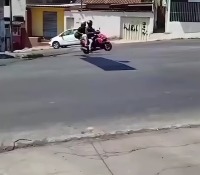 두 눈을 의심하게 만드는 떠 있는 오토바이. - 관련 글 썸네일