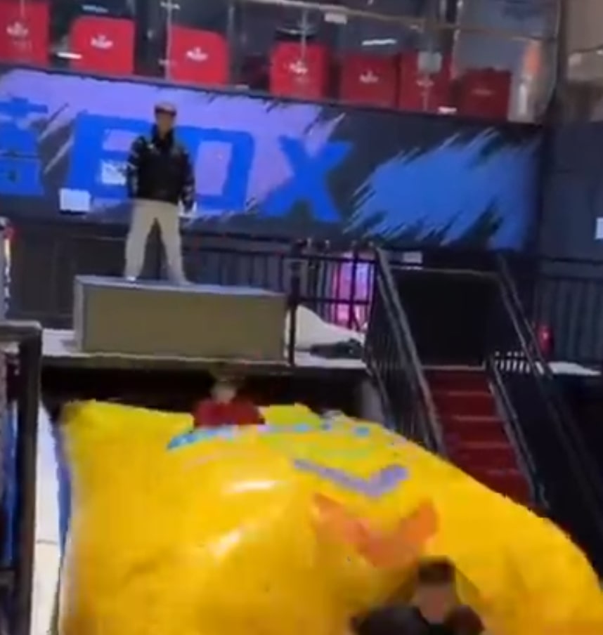 사람을 날려버리는 알바. - 관련 글 썸네일