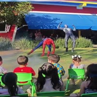 스파이더맨 거리 공연.. 애들은 완전 좋지 - 관련 글 썸네일