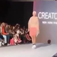 쓰레기 봉투 걸치고 패션쇼 난입한 남자. - 관련 글 썸네일