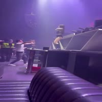 무대위 댄서에게 다가가는 ㅂㅅ - 관련 글 썸네일