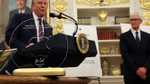 팀 쿡, 트럼프에 'Made in USA' 황금 명판 선물 - 관련 글 썸네일