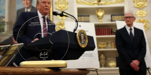 팀 쿡, 트럼프에 'Made in USA' 황금 명판 선물 - 본문 이미지