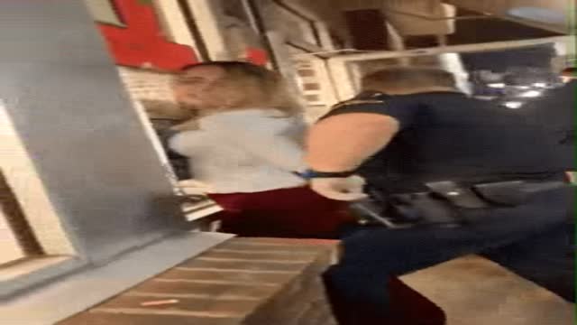 여성 취객에 난처한 경관 - 관련 글 썸네일