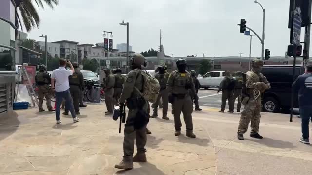 미, 무장한 국경순찰대, 뉴섬 기자회견장서 텍사스와 대치 - 관련 글 썸네일