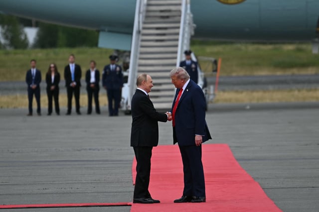 트럼프-푸틴, 알래스카 활주로에서 맞이함. 트럼프-푸틴, 알래스카 활주로에서 맞이함. - 본문 이미지