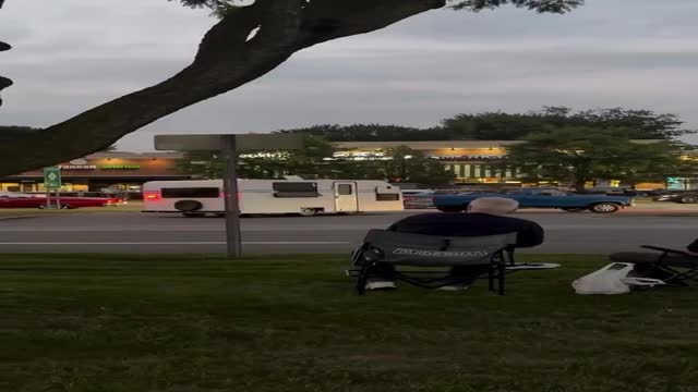 거꾸로 달리는 트레일러와 트럭 - 관련 글 썸네일