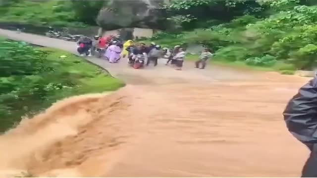 침수된 거리 횡단 시도 - 관련 글 썸네일