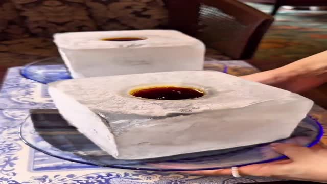 일본에 있다는 실제 아이스큐브에 커피 제공. - 해외 인기글 썸네일