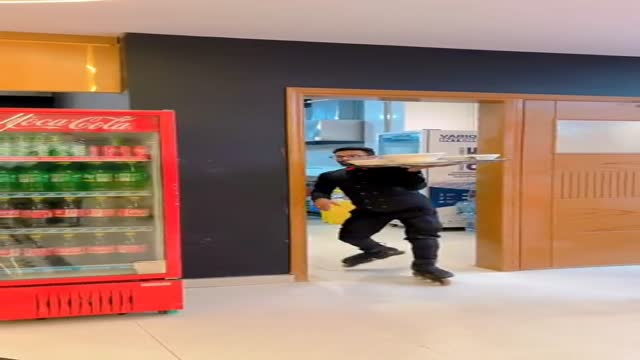 음식들고 스케이트 타다가 시원하게 사고침 - 해외 인기글 썸네일