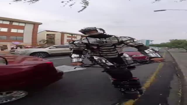 로봇형이 갑자기 댄스타임 - 해외 인기글 썸네일