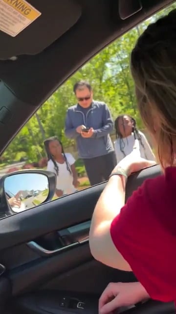 수상한 남자랑 같이 있던 아이들, 지나가던 운전자가 발견하고 도와줌 - 관련 글 썸네일