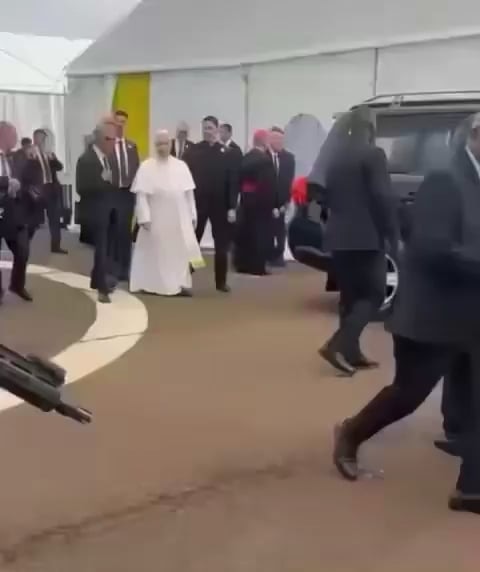 카메룬 소녀, 교황님께 먼저 다가가 포옹 ㅠㅠ - 관련 글 썸네일