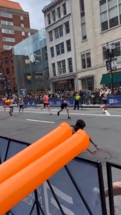 보스턴 마라톤, 끝까지 완주 돕는 훈훈한 순간 🥹 - 관련 글 썸네일