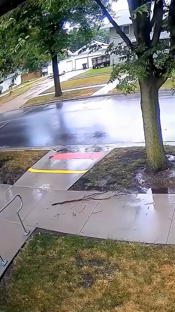 도로 막은 쓰러진 나무, 낯선 이들이 힘 합쳐 치우는 훈훈함 - 관련 글 썸네일