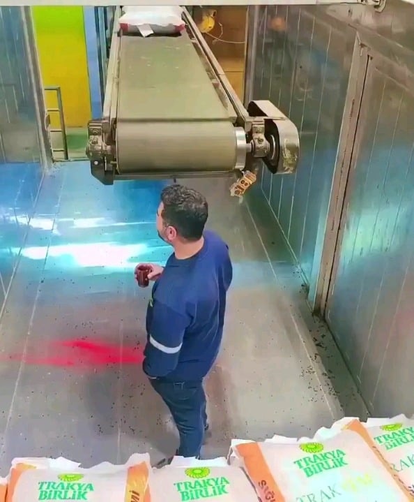 차 마시며 일하는 공장 작업자